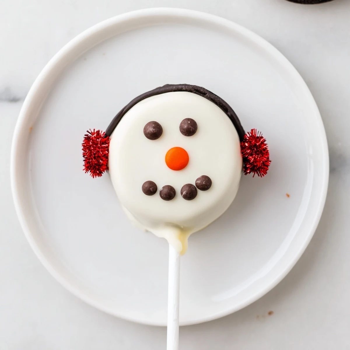 Adorable Oreo Snowman Pops, perfect for a fun winter dessert and festive treats!
